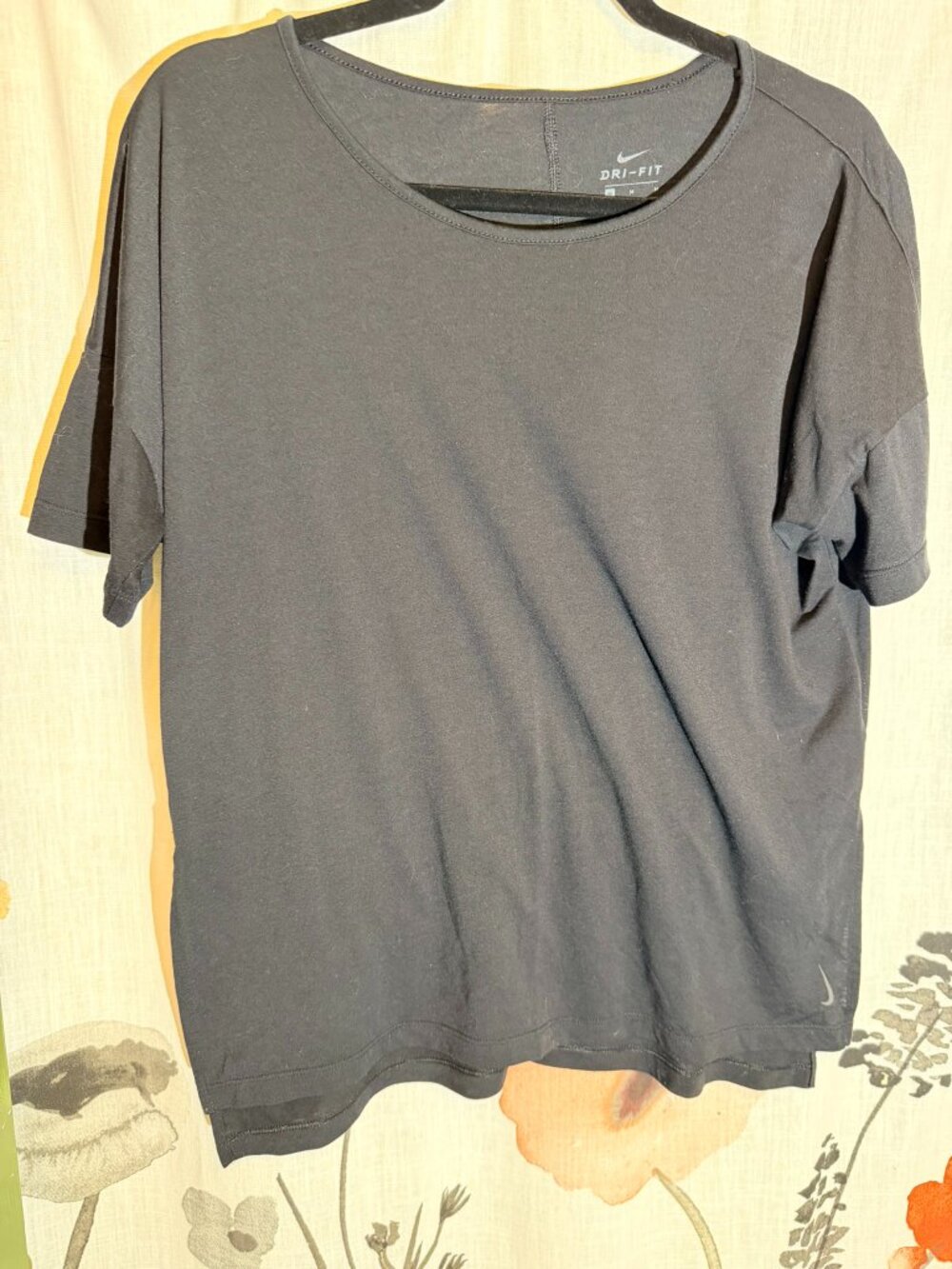 Nike Dri-FIT Performance Tee β Size Medium - Picture 2 of 9